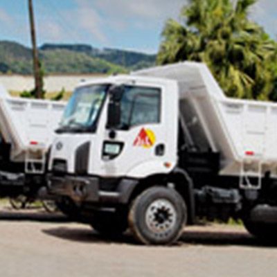 A importância do aluguel de caminhão basculante em obras de infraestrutura urbana